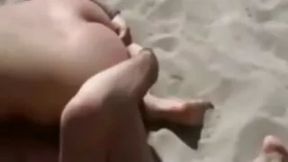 Milf leva entre as pernas do Pau grande de um vídeo pornô com brasileiro amigo