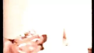 Rapariga de cabelo escuro a saltar sobre vídeo pornô brasileiro gratuito o falo de um amigo