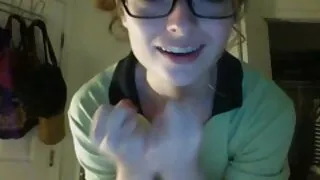 Coed vídeo pornô brasileiro com as panteras traços do amigo pau duro sob a mesa