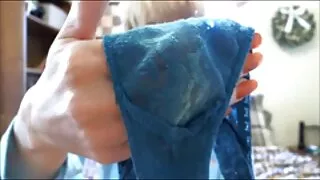 Na cama, ele fode uma garota com um pau grande. filme pornô brasileiro de mulher