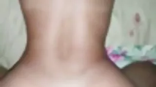 O xvídeos pornô brasileiro 2020 massagista enfiou um grande pau na buceta da MILF por todo o caminho