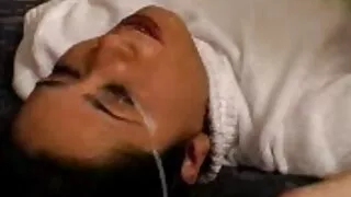 Menina quero ver um filme pornô brasileiro levantou-se Estilo cachorrinho para obter um pau no cu