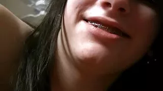 Menina em porno brasileiro doido meia arrastão lúpulo em seu amigo falo