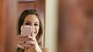 Morena em scrubs de joelhos vidio pornobrasileiro faz boquete