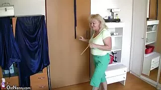 Isso distrai a garota de brincar com um pau duro vídeo pornô doido brasileiro
