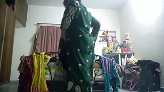 Plantado bonito vizinho em um pau duro no chão video pono brasileiro da cozinha