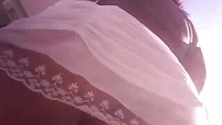 Jovem mulher feliz chupando o pau video prono nacional de um cara na rua