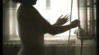 Morena em vídeo pornô de anão brasileiro T-shirt monta um cara's Pau