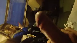 Forçado bmuzhika limpou a casa e a recompensa é uma foda quente vídeo de pornô brasileiro
