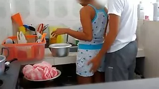 Enquanto o marido dorme, a mulher busty monta bem videos de sexo brasileiro amador o pénis de um amigo
