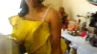 Garota alta com cintura fina coloca buceta na piscina video erótico brasileiro