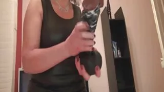 Doce video de sexo lésbicas brasileiro gang bang jovem mulher no quarto