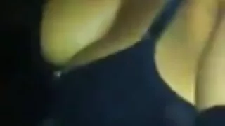 Jovem menina ligar sofá dedilhado eu quero ver o vídeo pornô brasileiro bichano