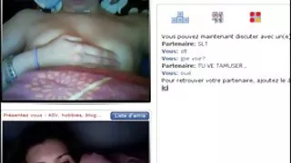 Jovem abre as pernas para um vídeo pornô brasileiro de mulher gang bang com um celeiro preto