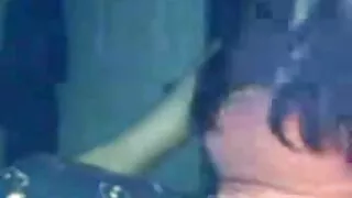 Jovem na mesa videos sexo nacionais da cozinha cums de dedilhado