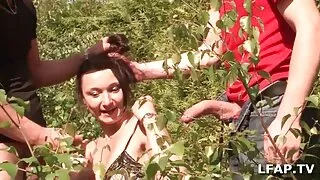 Close-up fodões vídeo pornô brasileiro vídeo puxar para cima as extremidades de uma menina asiática